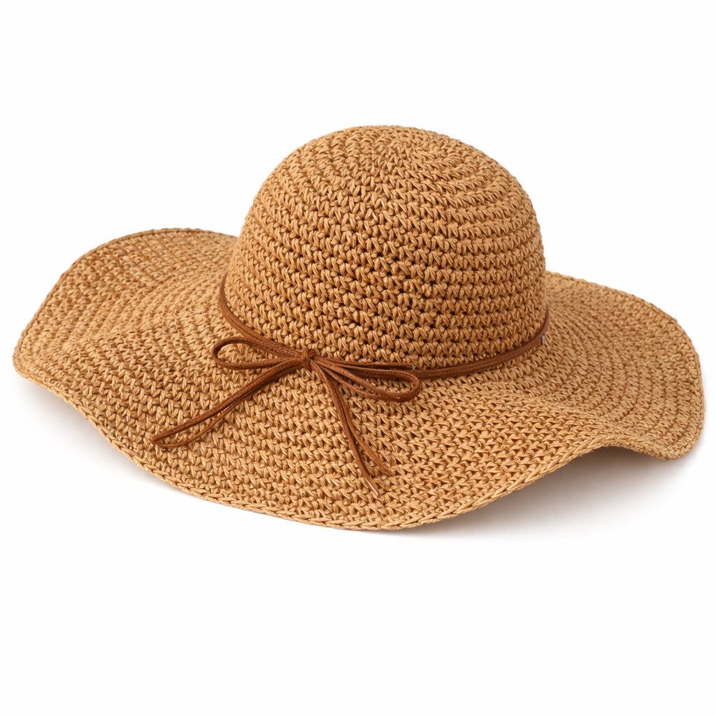 Vue de dessus d'un chapeau de paille avec large bord