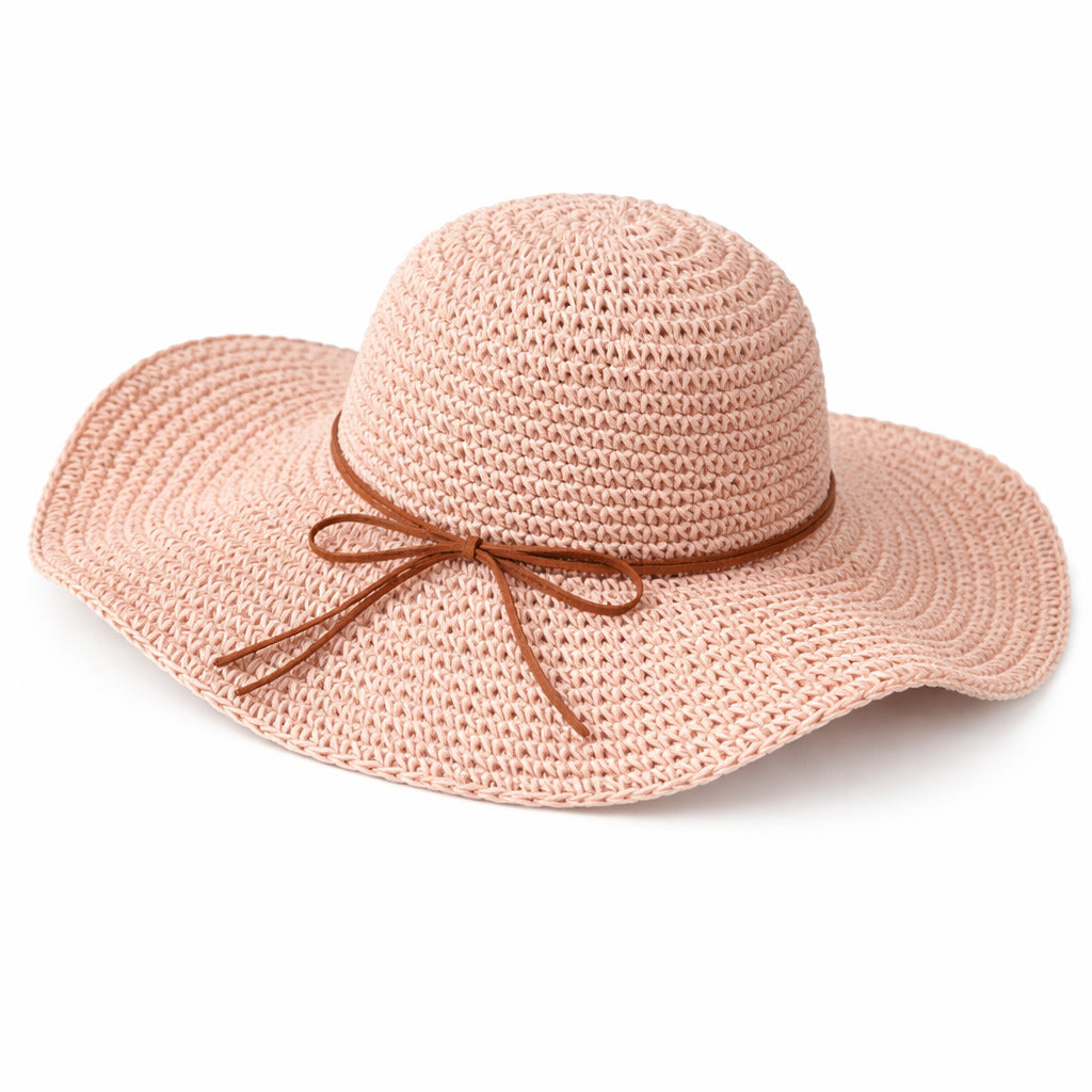 Femme portant un chapeau de paille, vue de profil