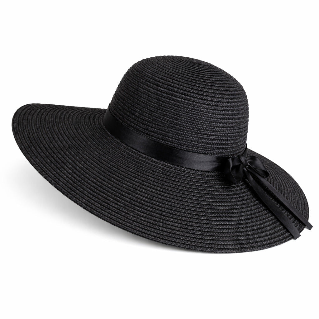 Chapeau de paille sur une chaise longue, bord de piscine