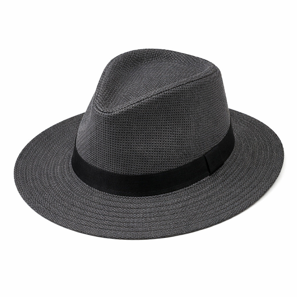 Chapeau en paille sur une plage ensoleillée