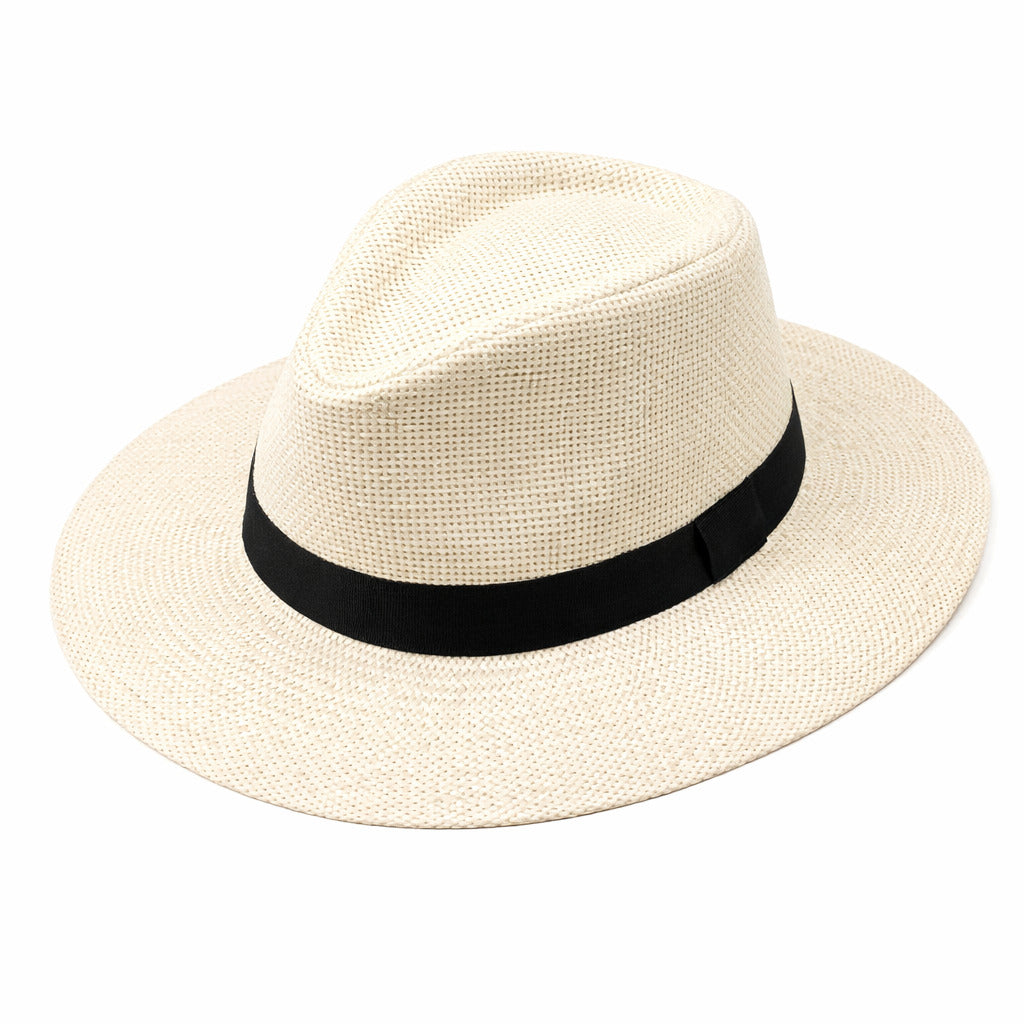 Chapeau en paille posé sur une chaise en terrasse