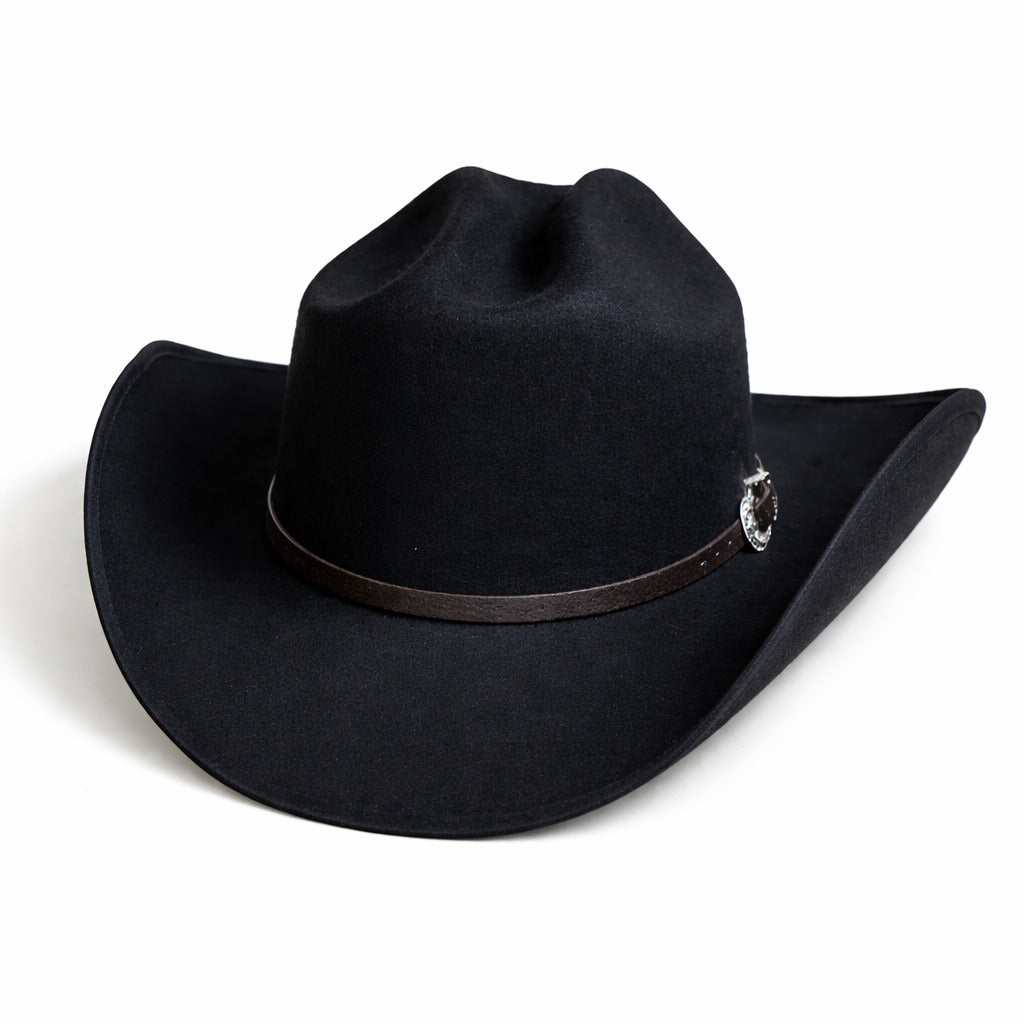 Homme portant un chapeau cowboy dans un champ