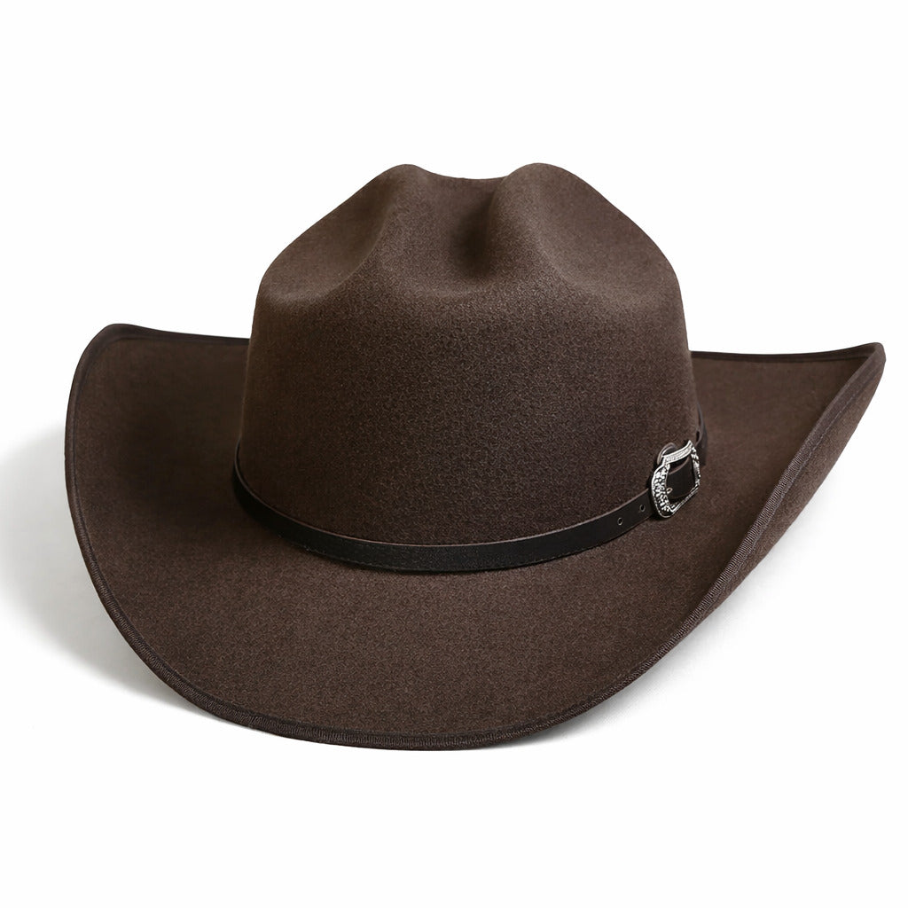 Chapeau cowboy vu de côté sur une table en bois