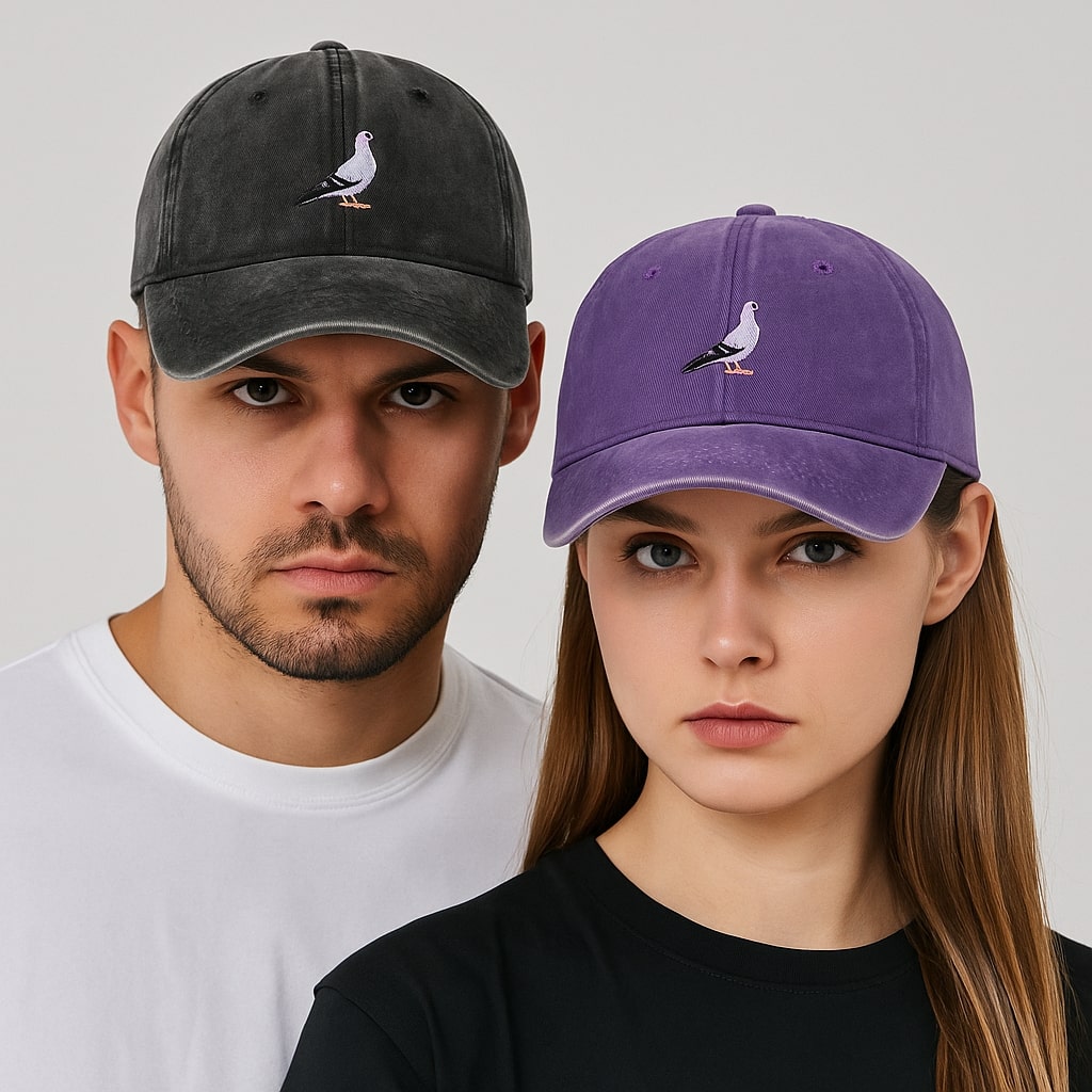 Casquette brodée avec motif oiseau sur fond beige