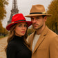 Chapeau Fedora en feutre gris sur fond blanc
