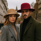 Chapeau Fedora en coton posé sur une table en bois