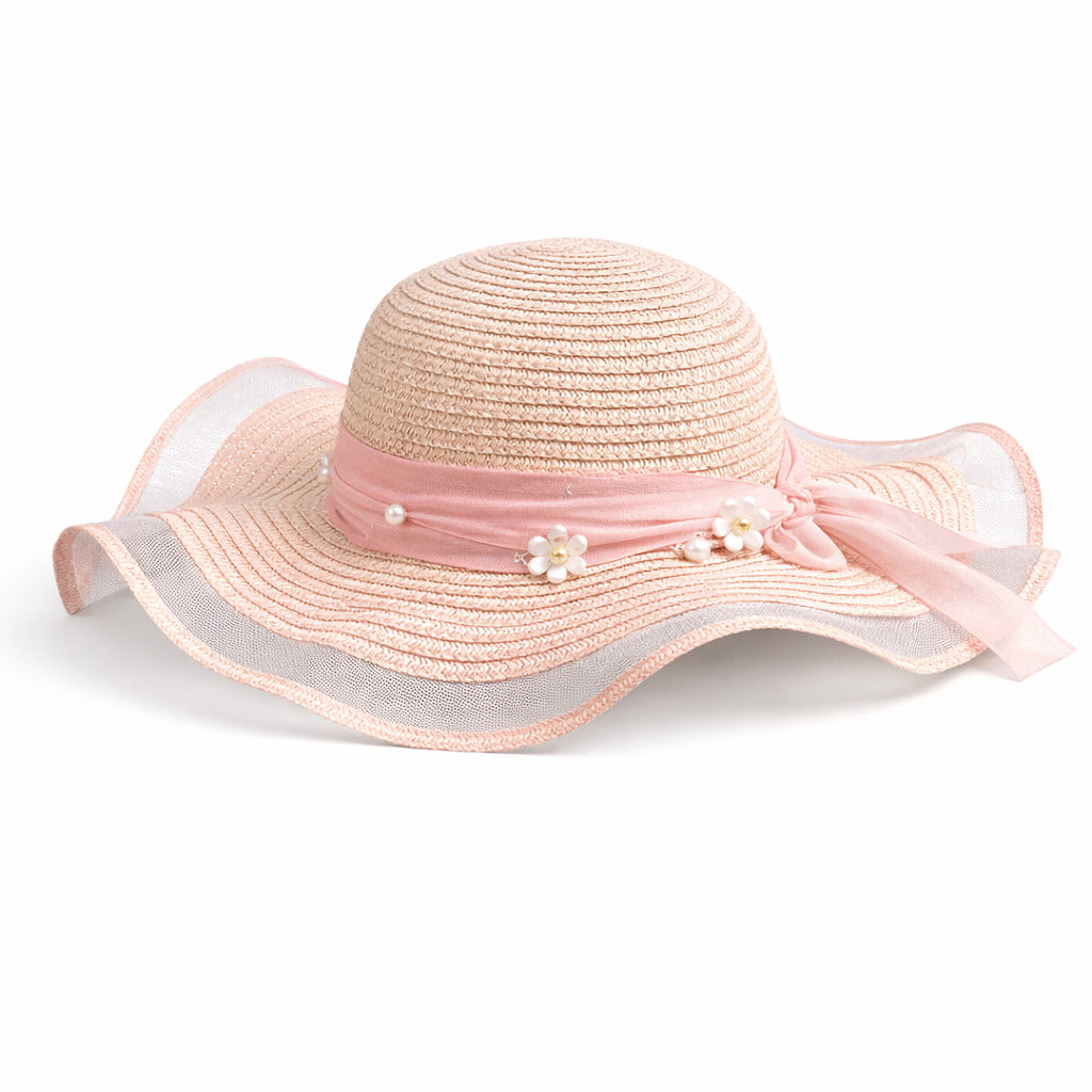 Vue aérienne d'un chapeau de paille sur une nappe à carreaux