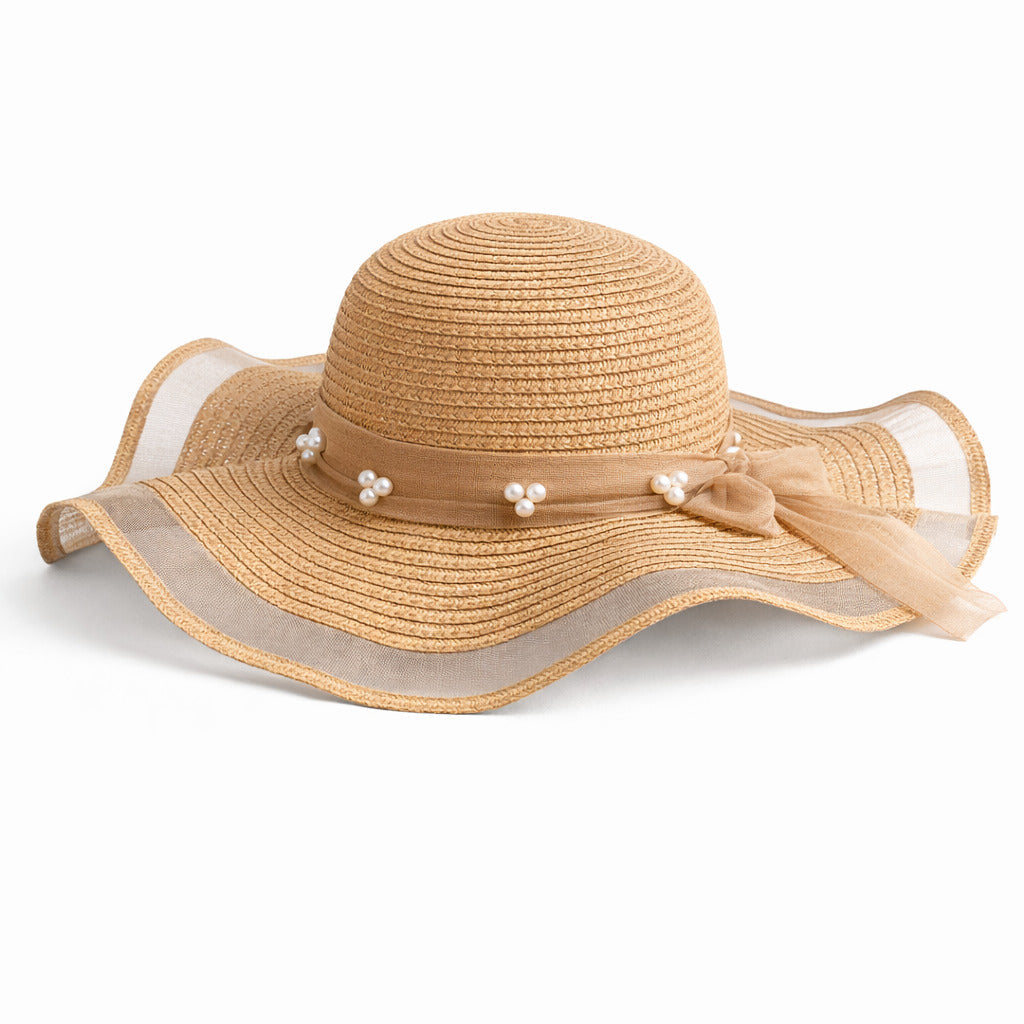 Détail du bord large d'un chapeau de paille, lumière douce