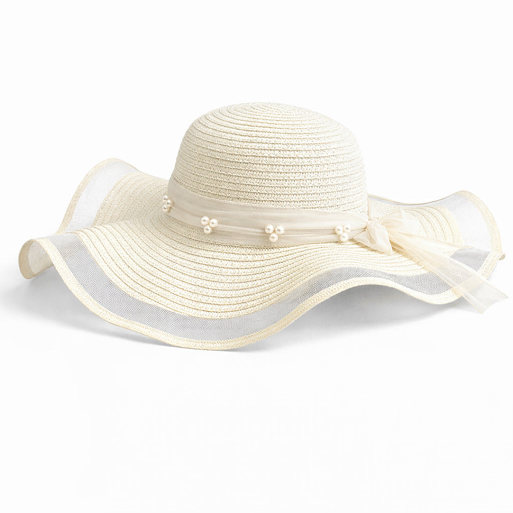Femme portant un chapeau de paille, fond de plage ensoleillée