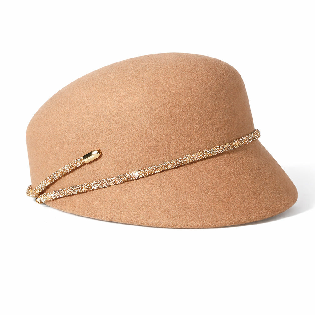 Chapeau cloche beige, parfait pour une tenue élégante