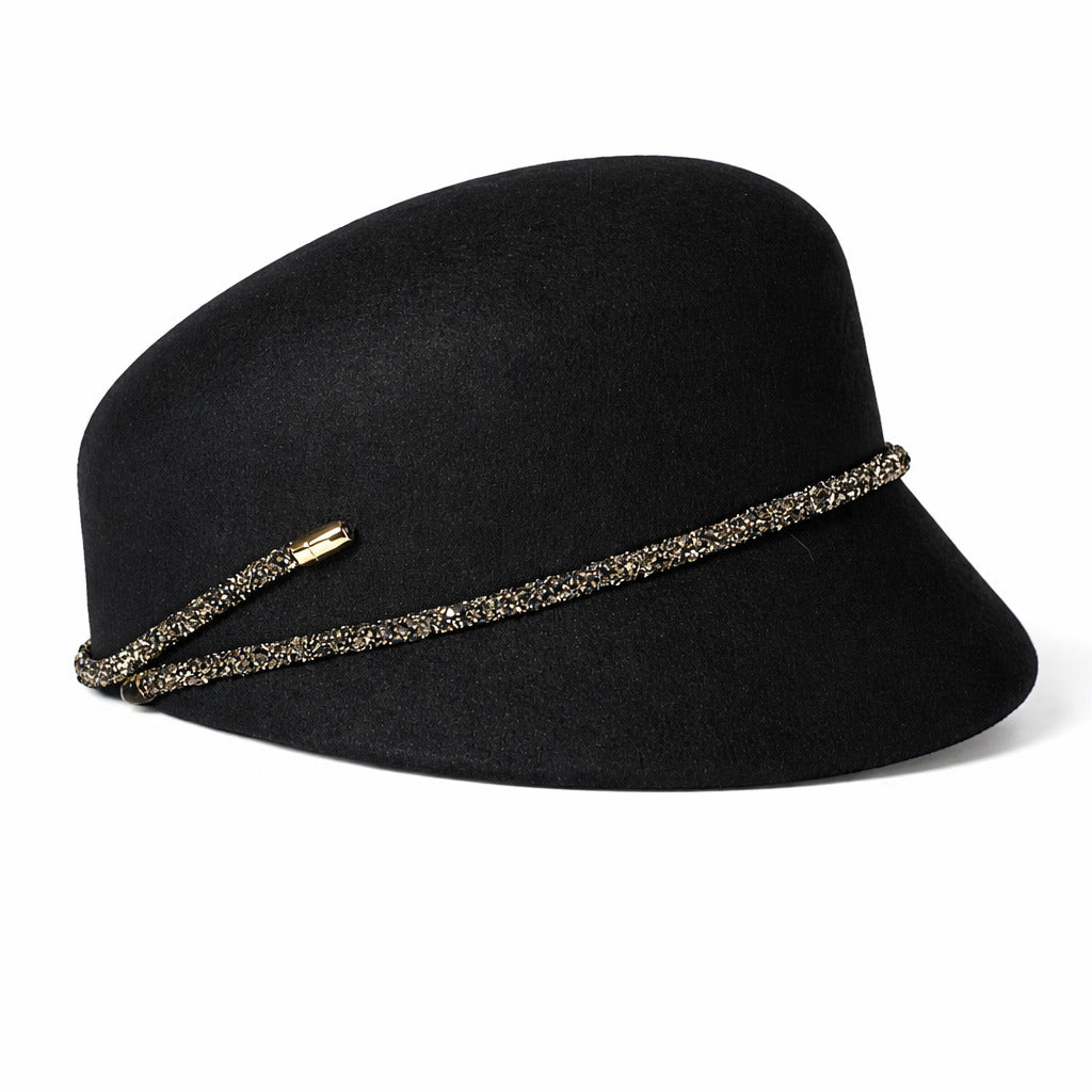 Femme souriante portant un chapeau cloche, ambiance rétro