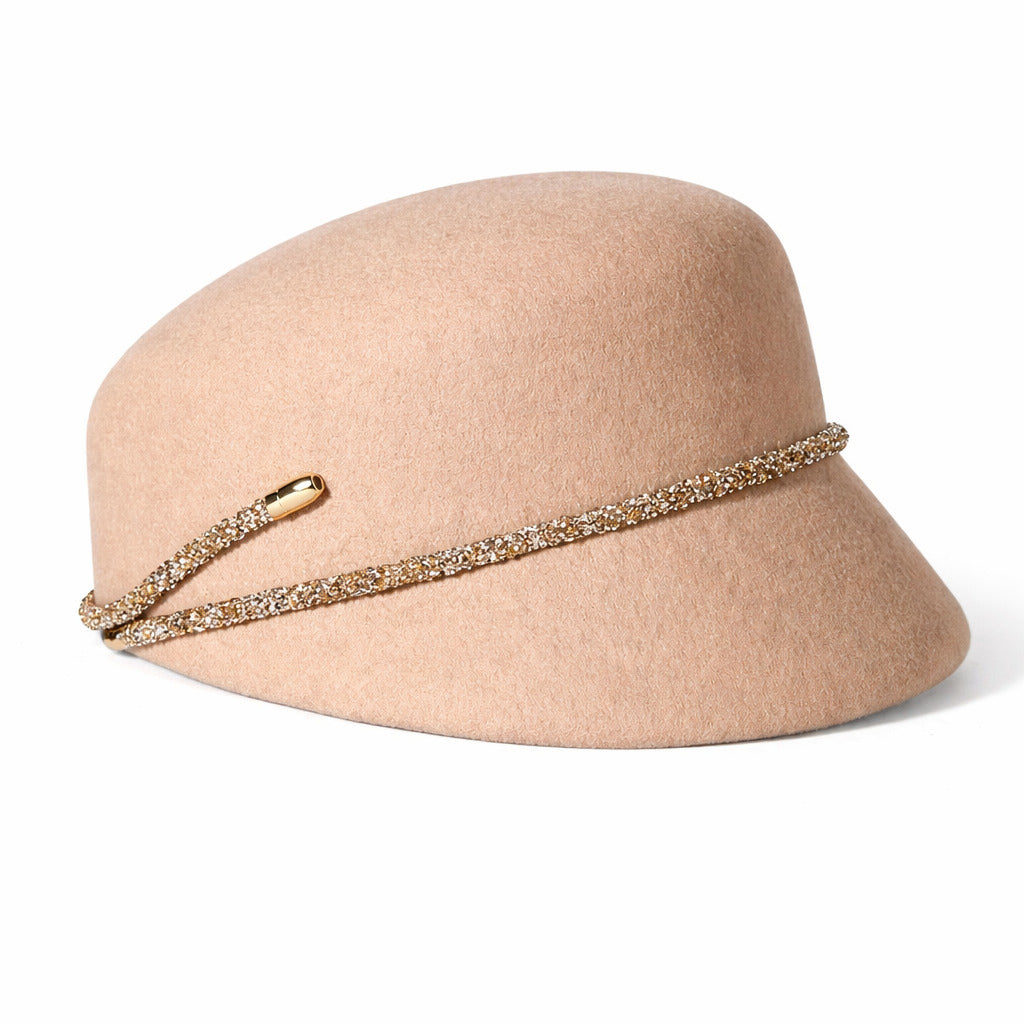 Vue arrière d'un chapeau cloche, détail du bord