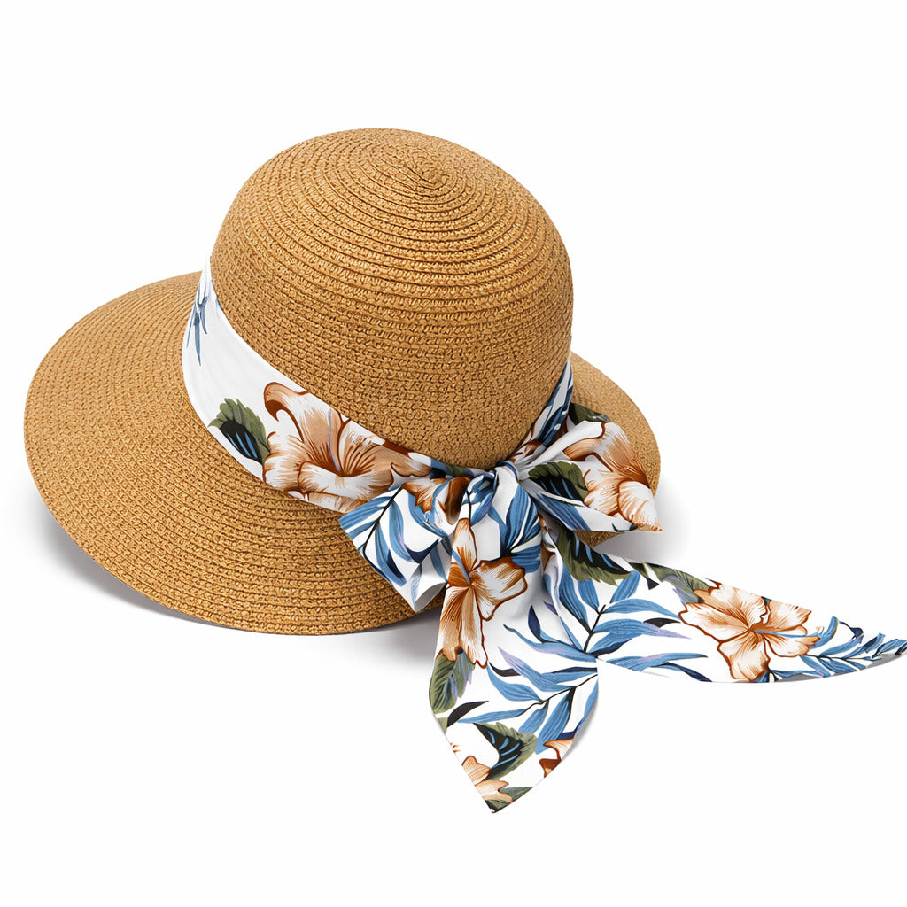 Chapeau de paille porté, montrant le ruban à motifs tropicaux