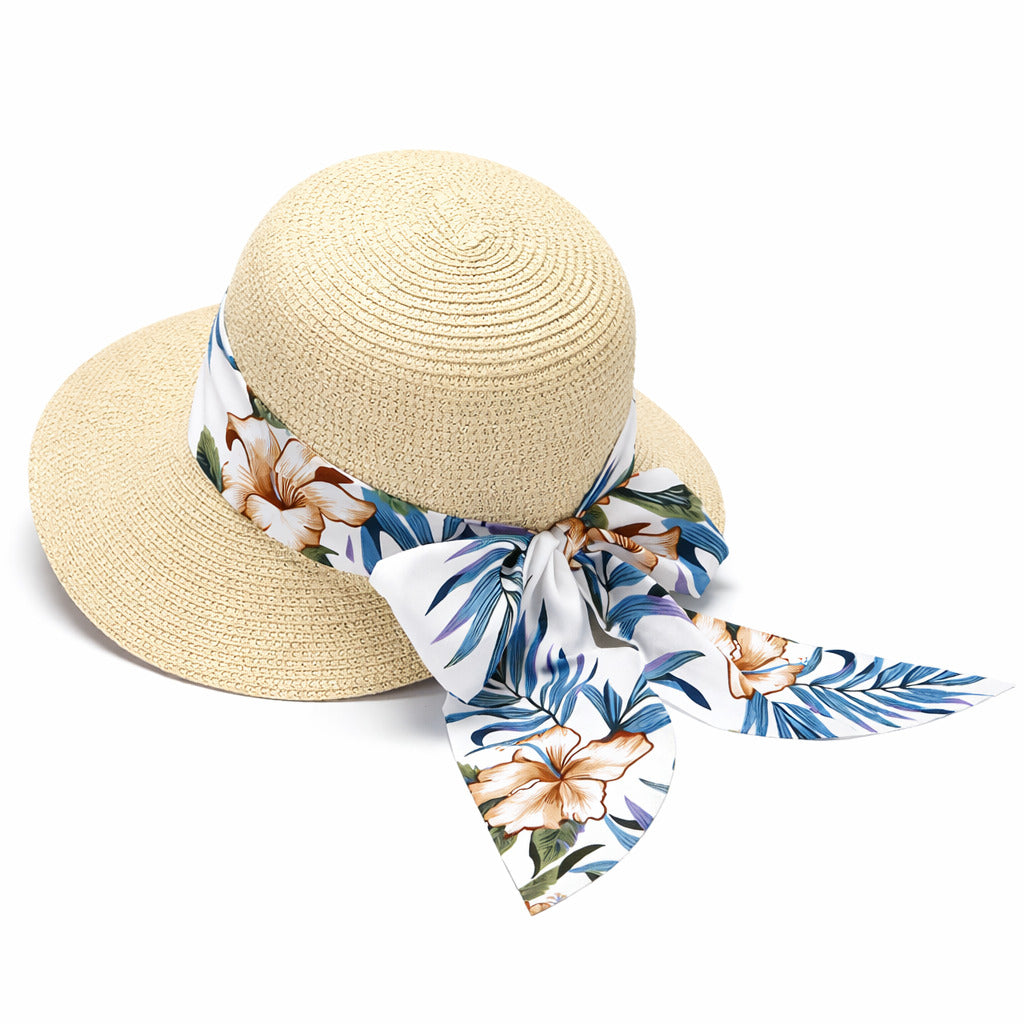 Chapeau de paille sur fond de plage, ruban visible