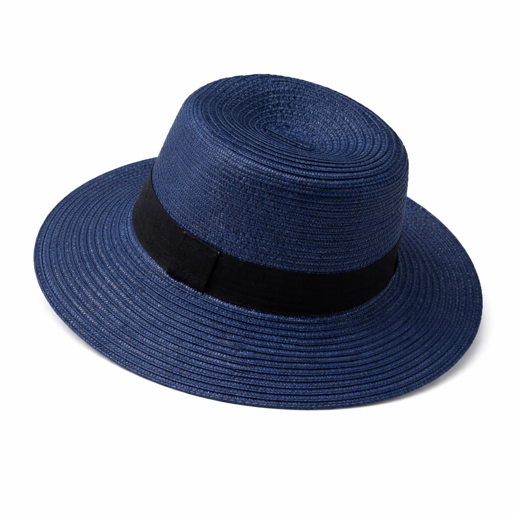 Chapeau Panama à côté de lunettes de soleil