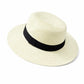 Chapeau Panama sur une serviette de plage