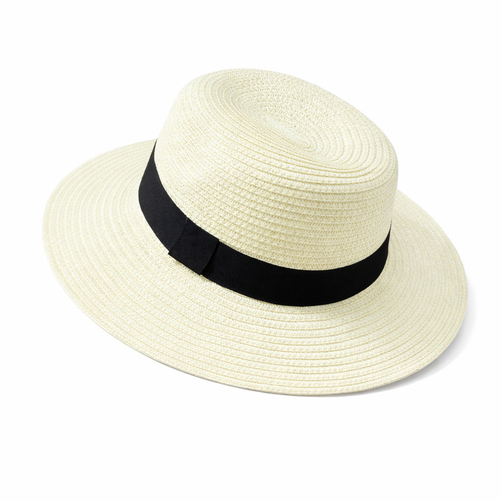 Chapeau Panama sur une serviette de plage