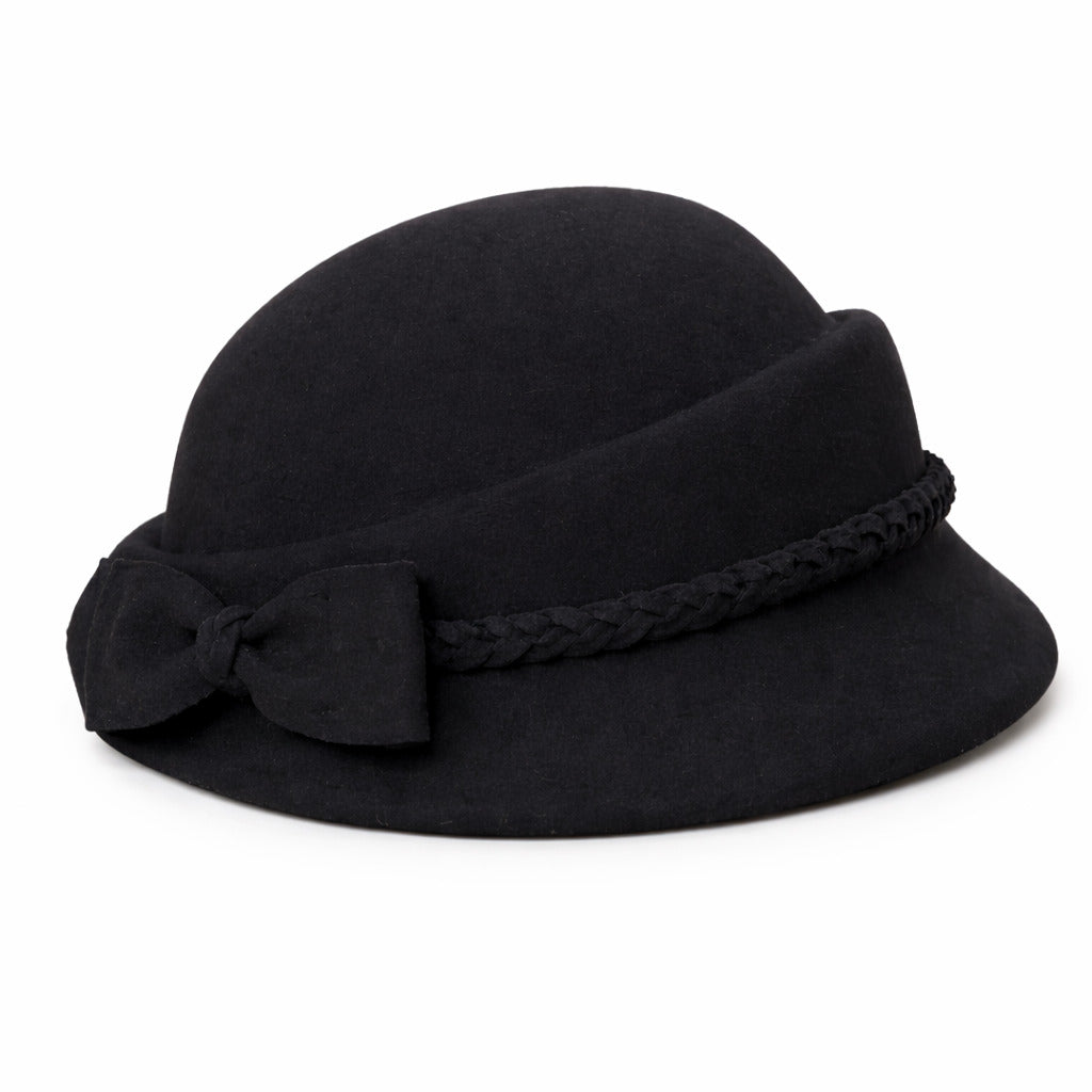 Chapeau cloche noir avec détail de boucle en métal