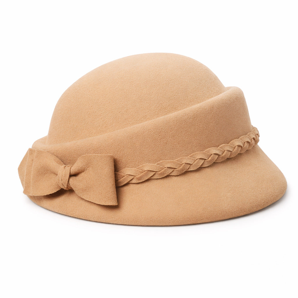 Chapeau cloche bleu marine avec finition soignée