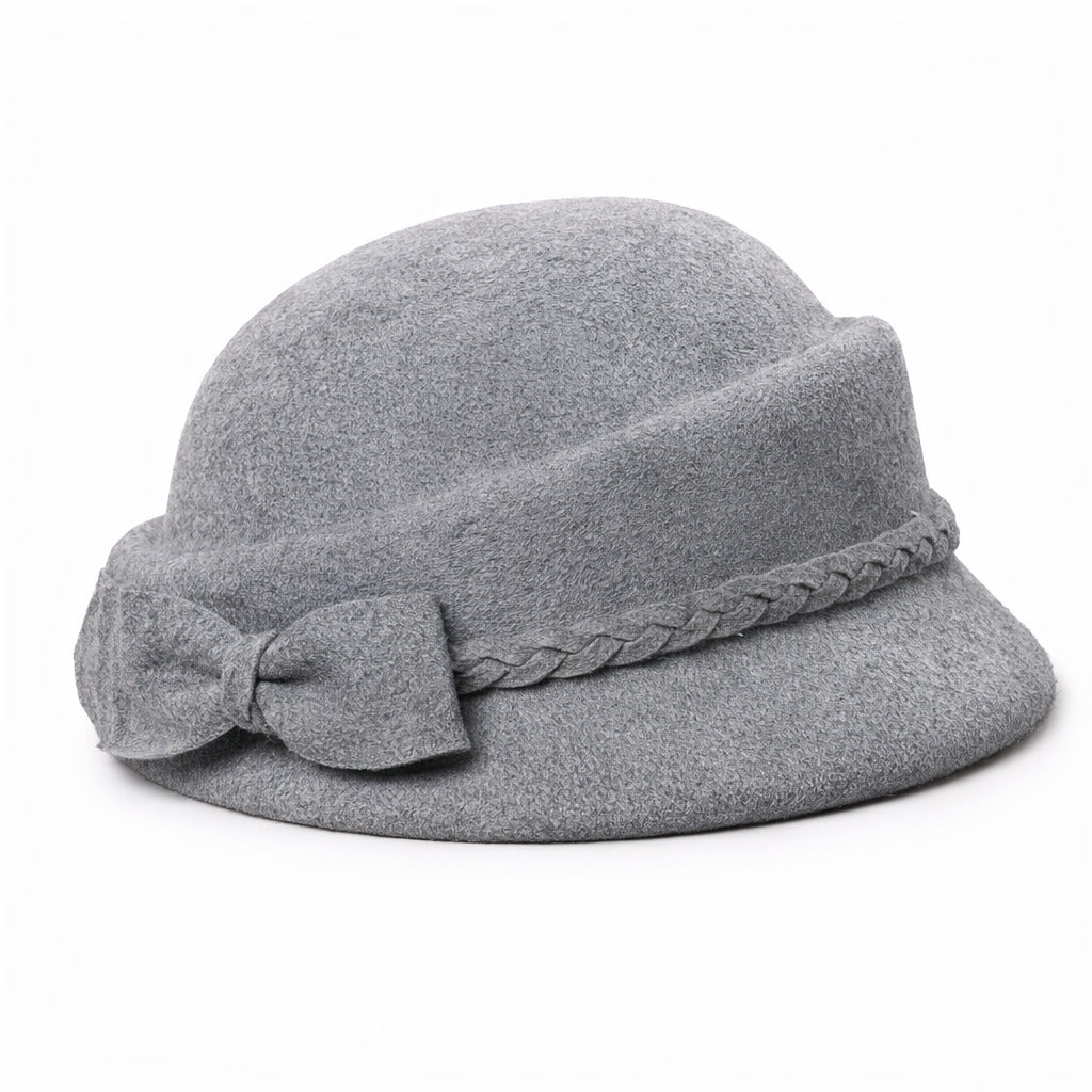 Chapeau cloche blanc avec bord large et souple