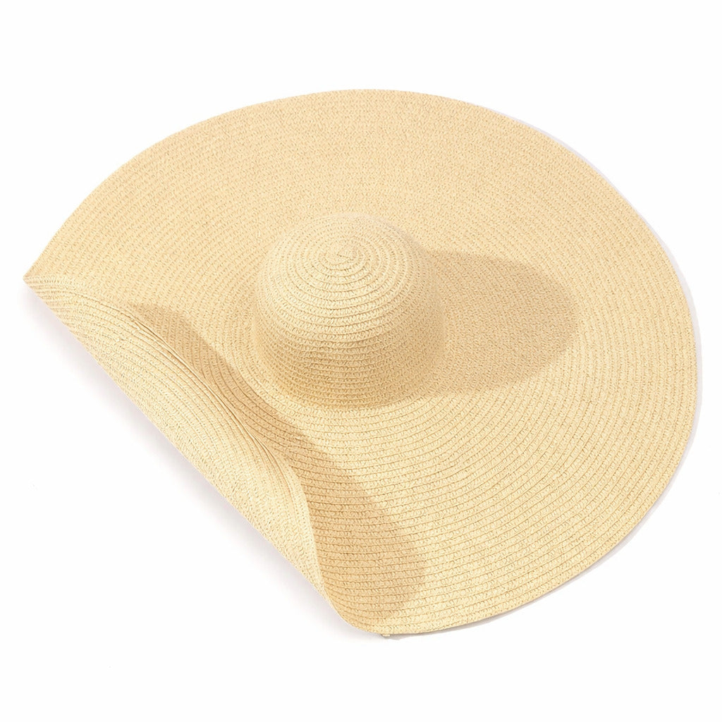 Chapeau de paille sur fond de plage ensoleillée