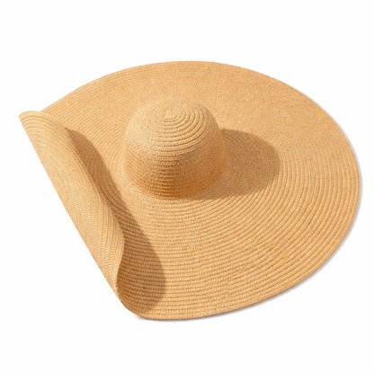 Chapeau de paille avec ruban décoratif, posé sur une chaise