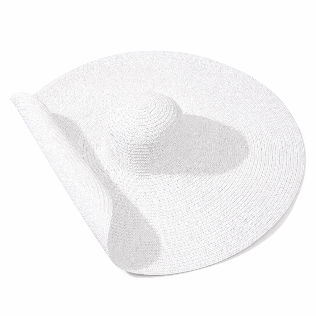 Détail du bord d'un chapeau de paille, texture visible