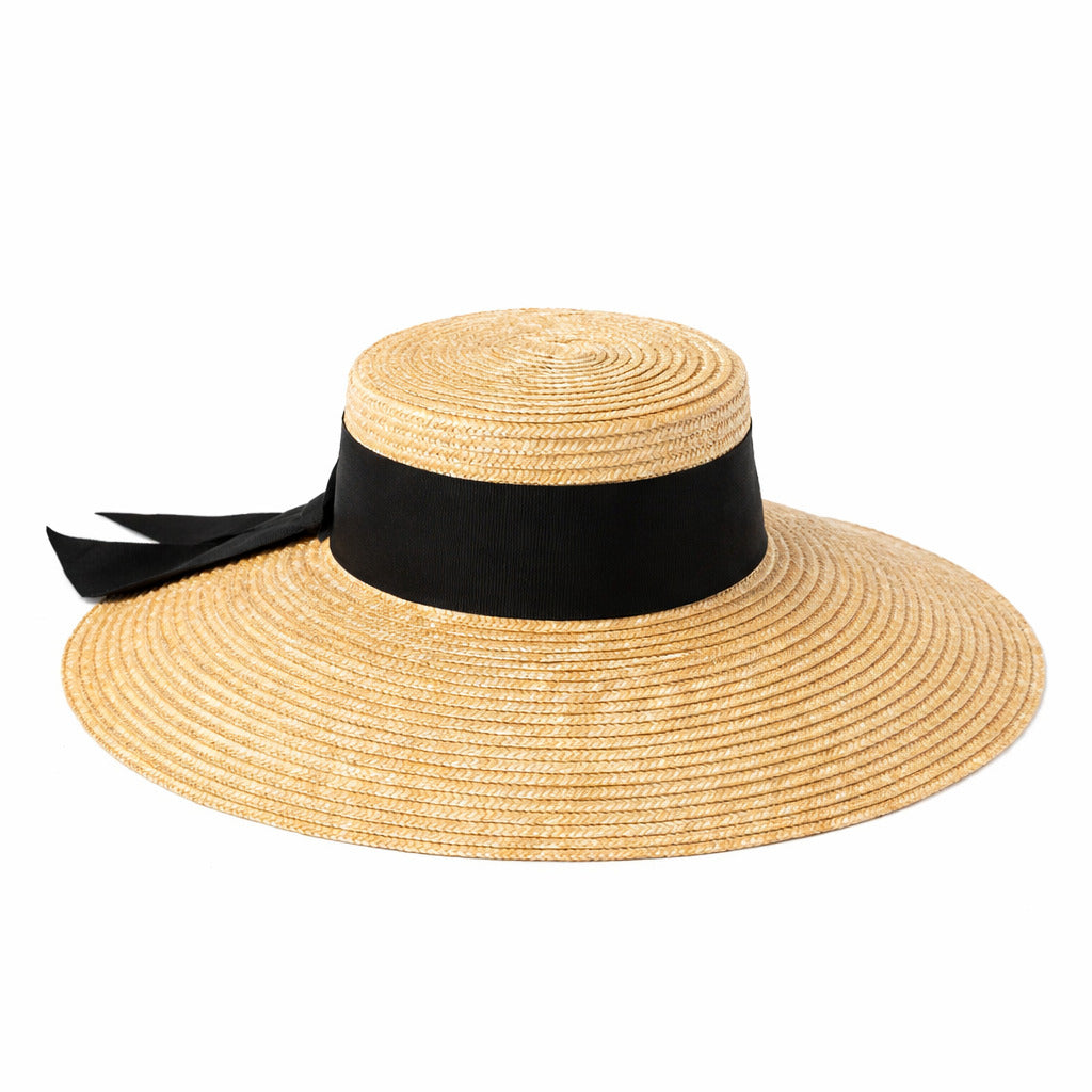 Chapeau de paille sur une terrasse ensoleillée, prêt à être porté