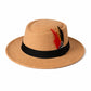 Chapeau Fedora posé sur une chaise en rotin