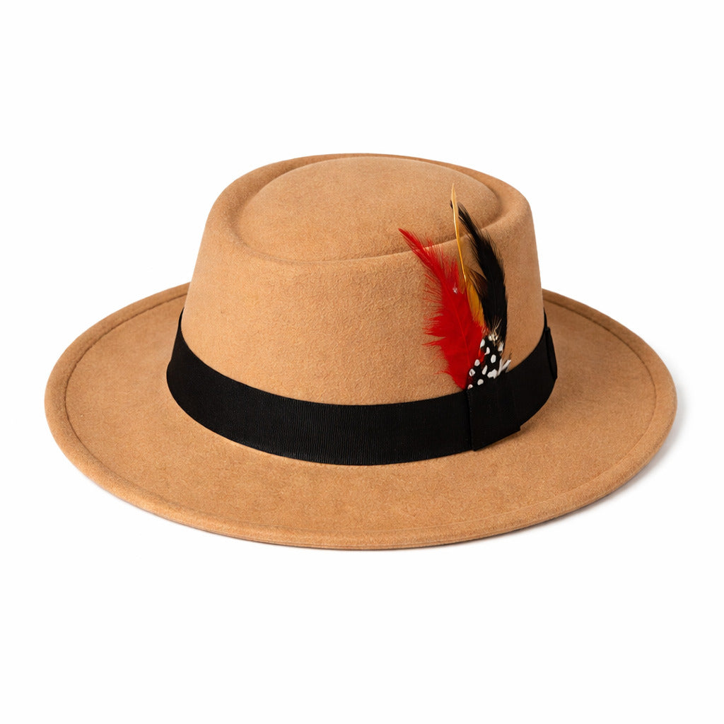 Chapeau Fedora posé sur une chaise en rotin