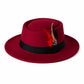 Chapeau Fedora avec bande en cuir, posé sur un banc