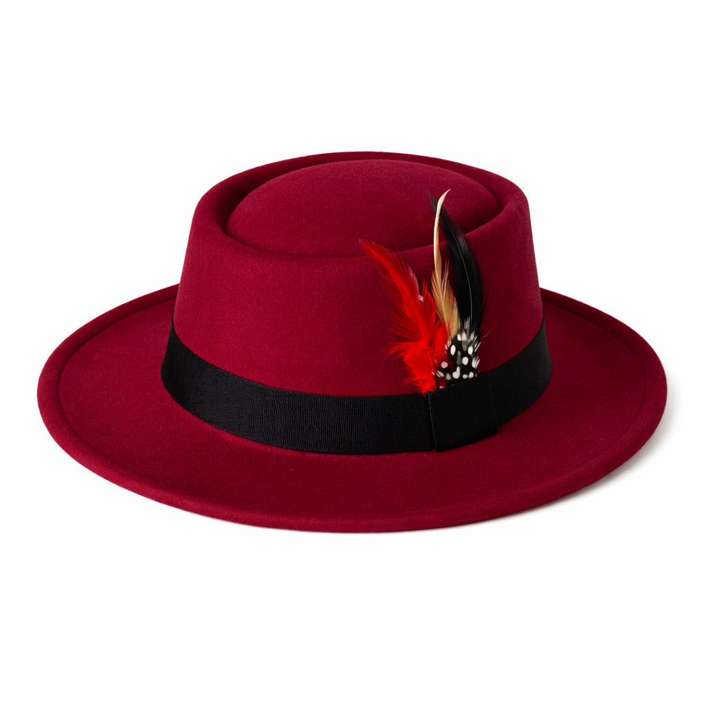 Chapeau Fedora avec bande en cuir, posé sur un banc