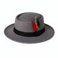 Chapeau Fedora avec une plume décorative sur le côté