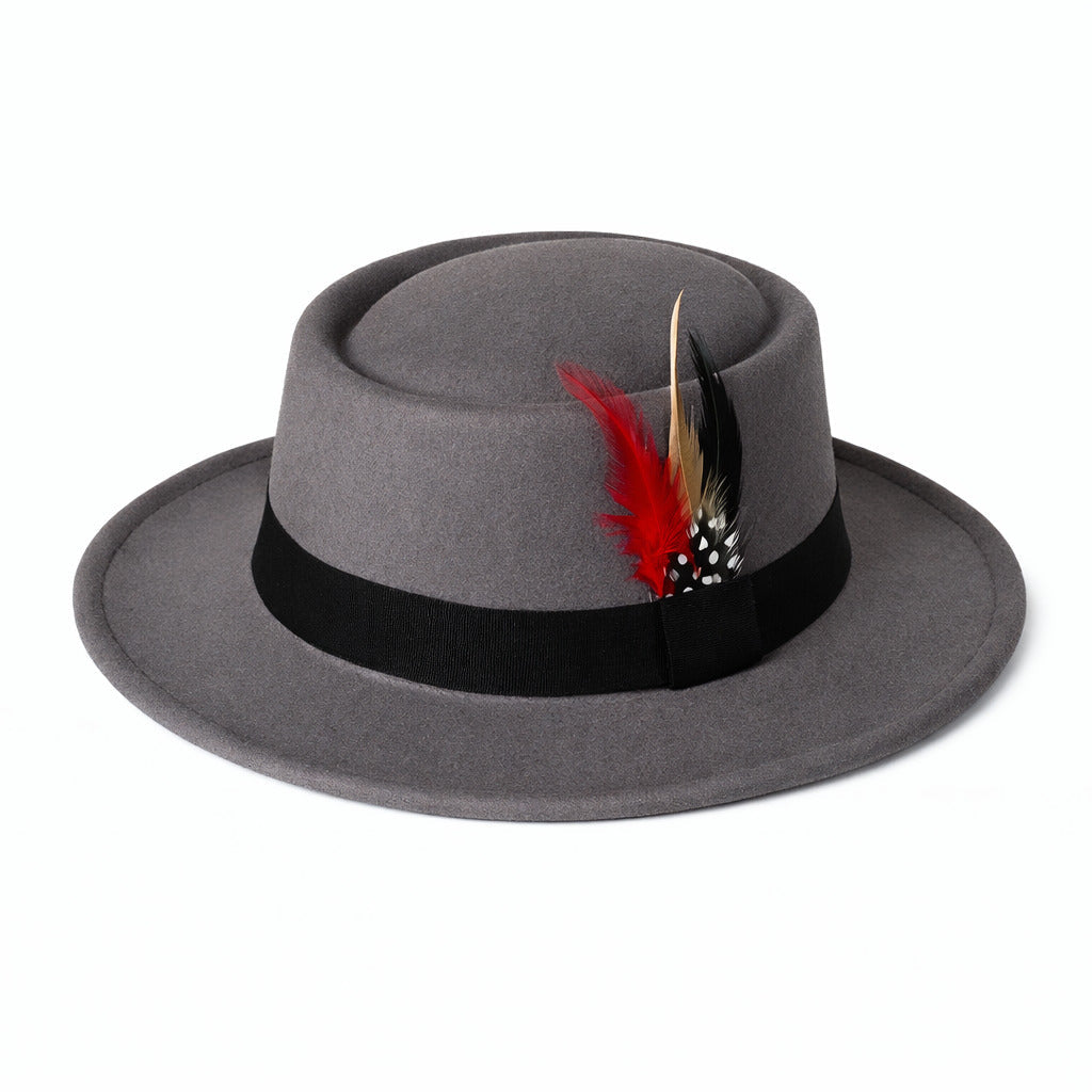 Chapeau Fedora avec une plume décorative sur le côté