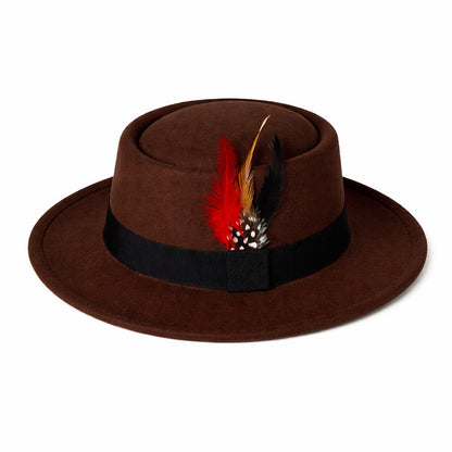 Chapeau Fedora sur une table avec des accessoires de mode
