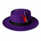 Personne portant un chapeau Fedora dans un parc