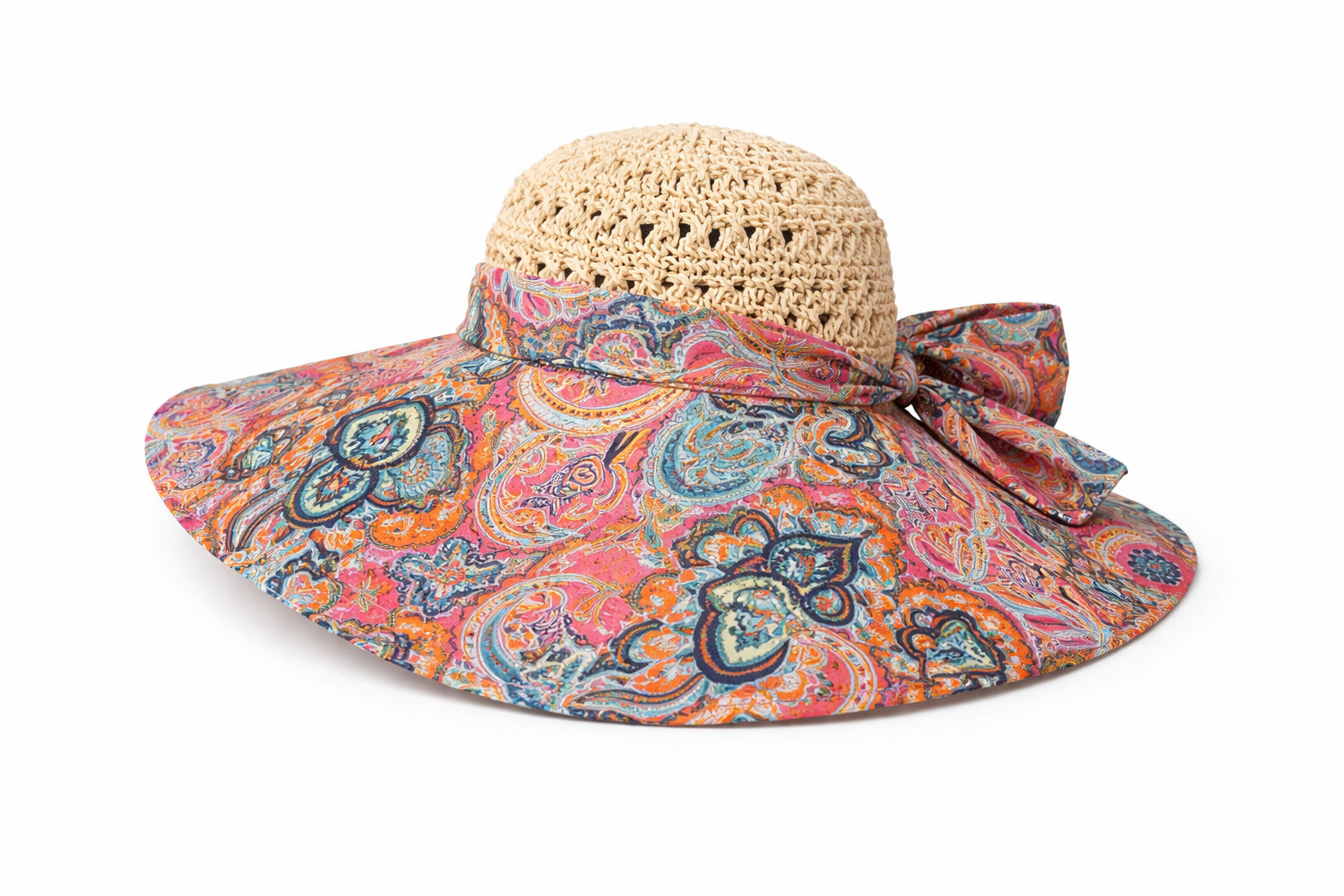 Chapeau de paille sur une chaise longue près de la piscine