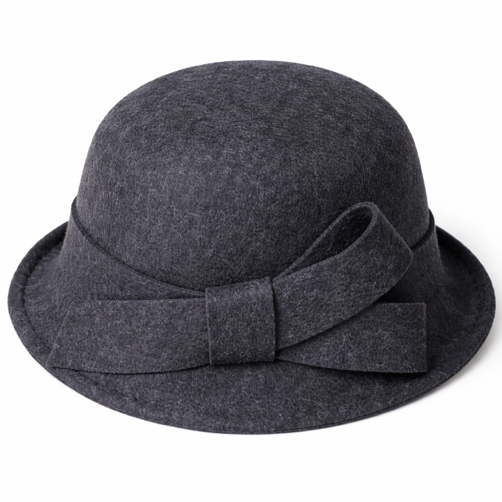 Femme ajustant son chapeau cloche, expression confiante