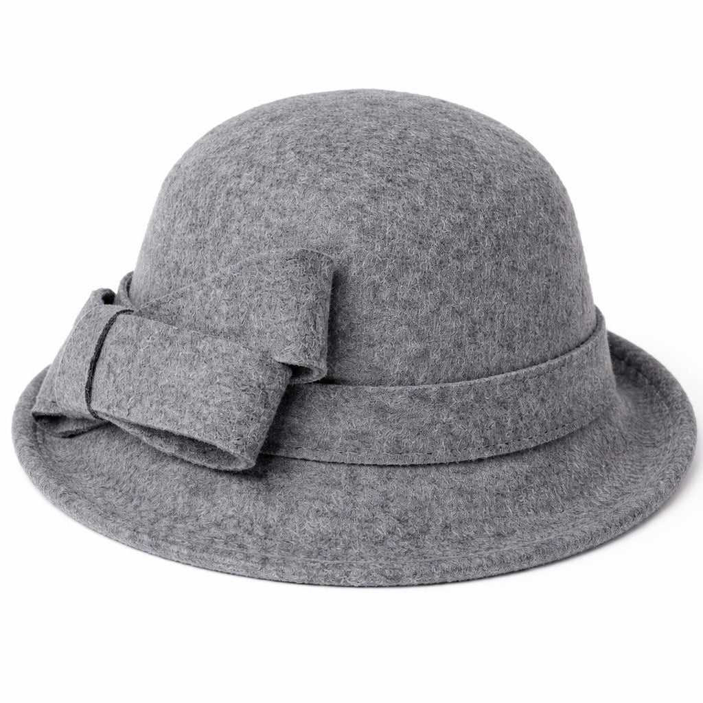 Détail du ruban du chapeau cloche, texture satinée
