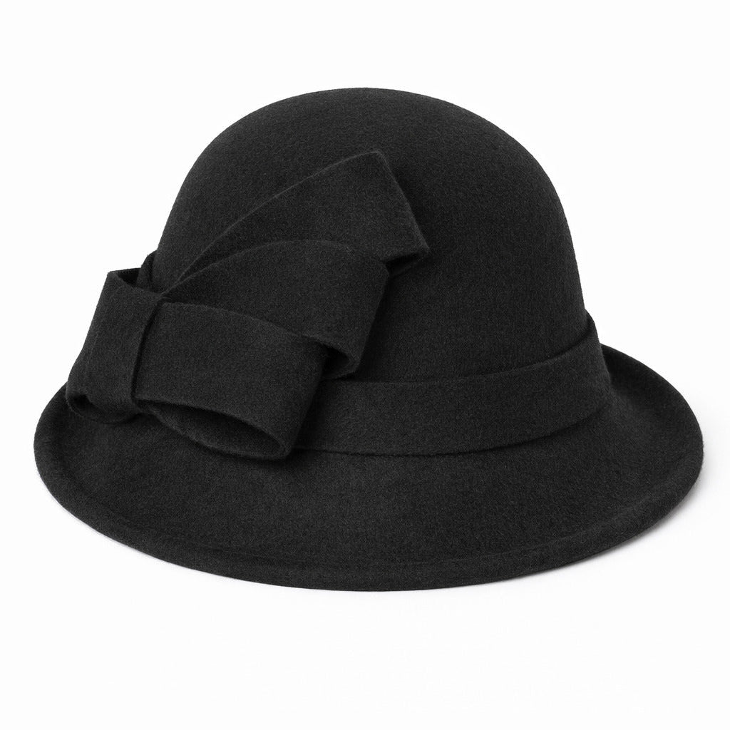 Femme souriante avec chapeau cloche, look rétro moderne