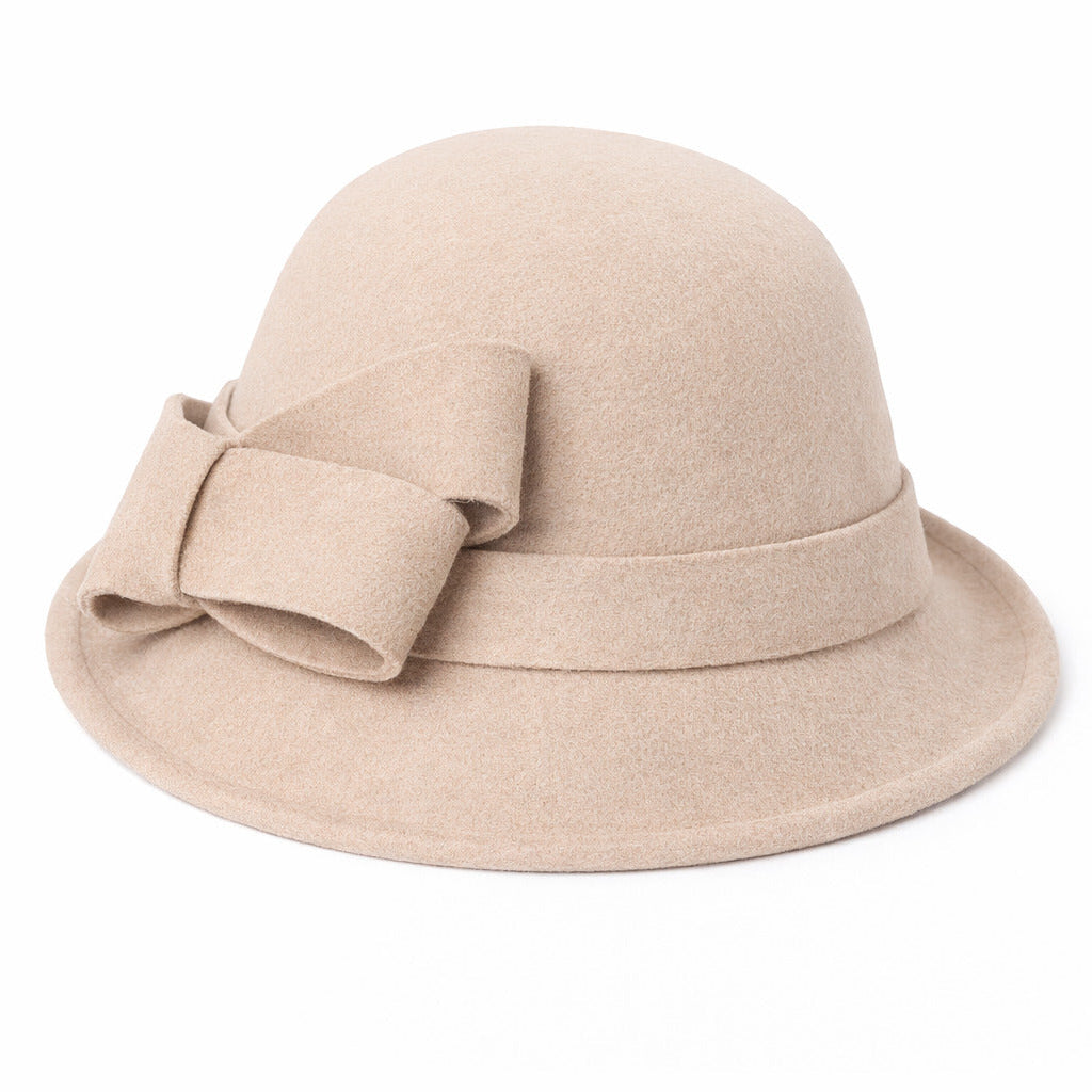 Chapeau cloche sur mannequin, mise en scène minimaliste