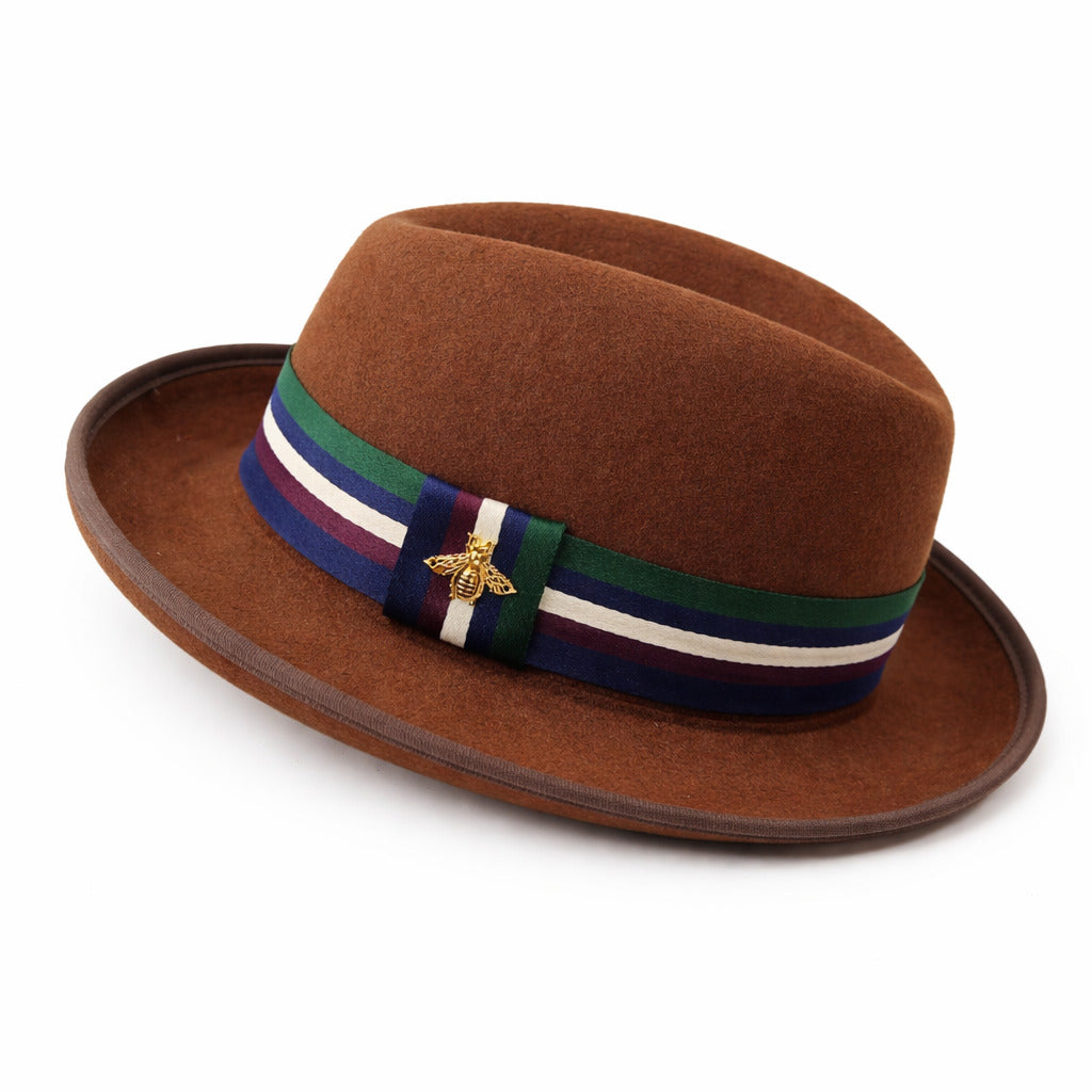 Chapeau melon noir sur fond clair, éclairage doux