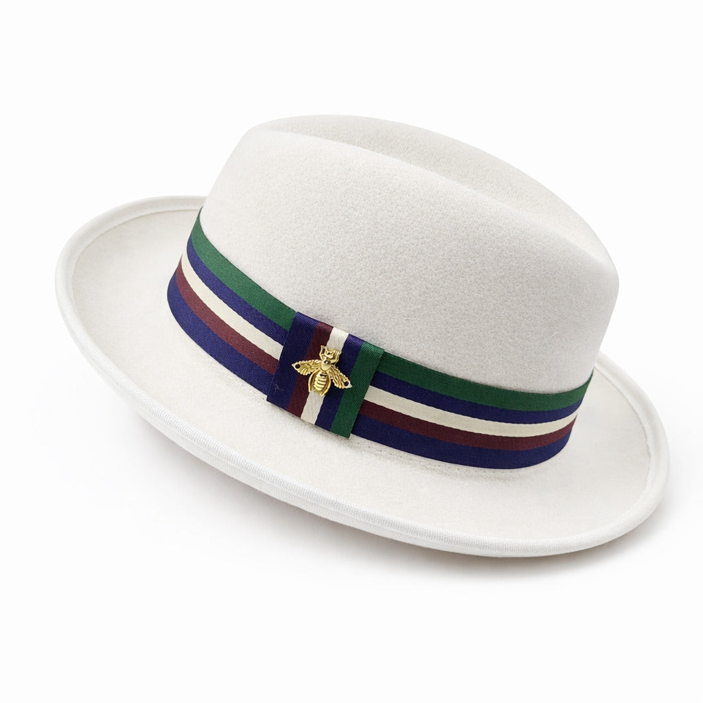 Homme assis, lisant un livre, portant un chapeau melon