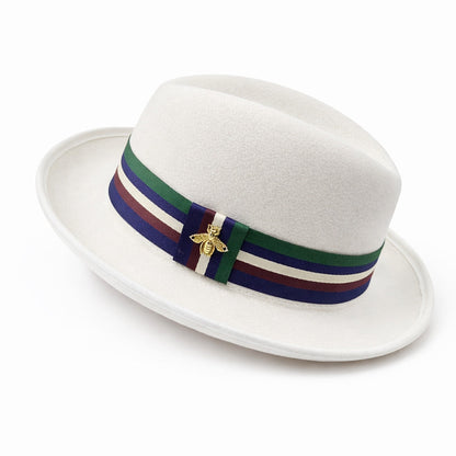 Homme assis, lisant un livre, portant un chapeau melon