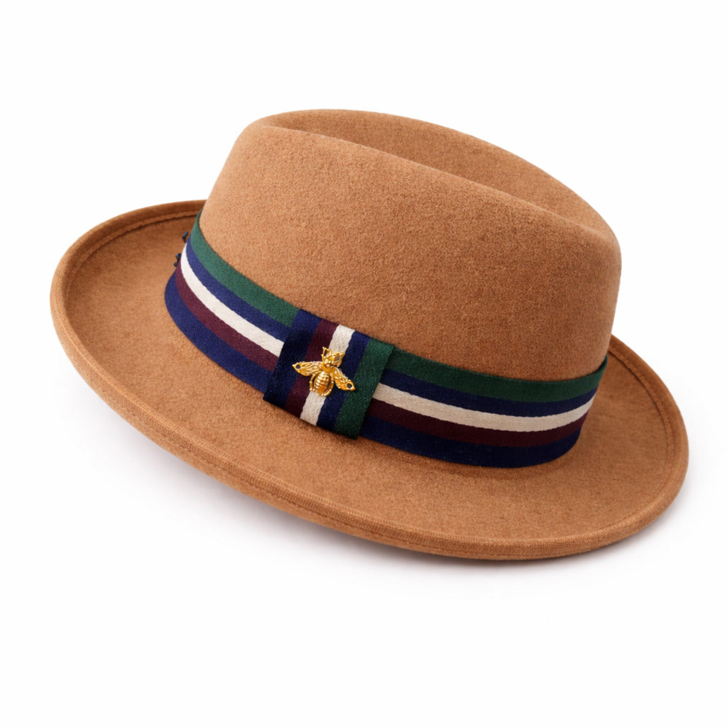 Homme en costume et chapeau melon dans un parc