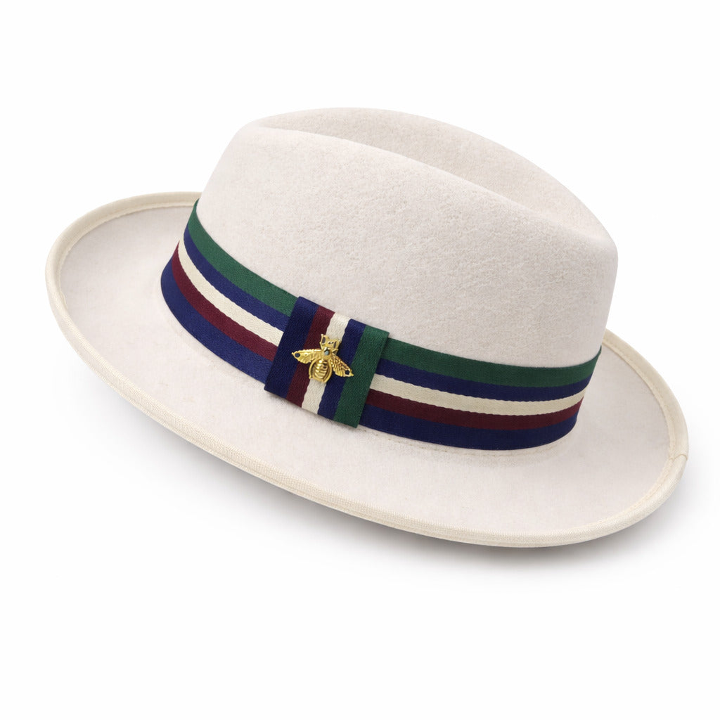 Chapeau melon noir avec ruban, posé sur une chaise