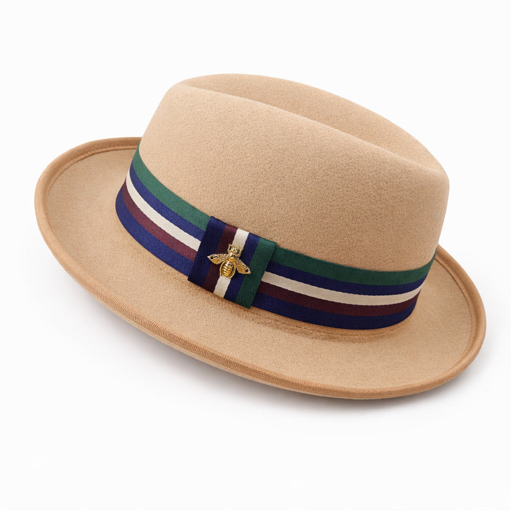 Vue de côté d'un homme portant un chapeau melon