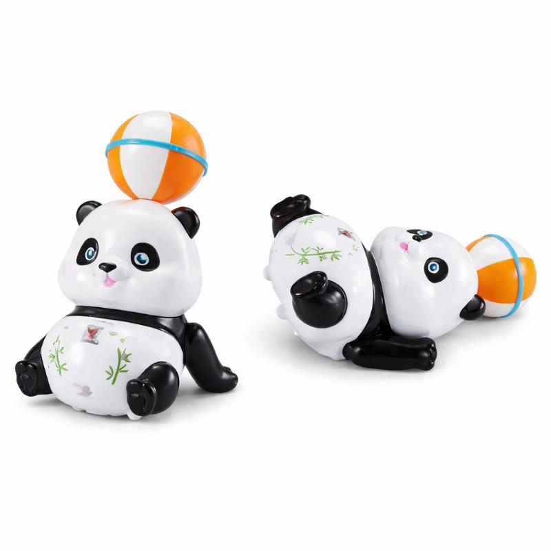 Enfant jouant avec un jouet panda stimulant les sens