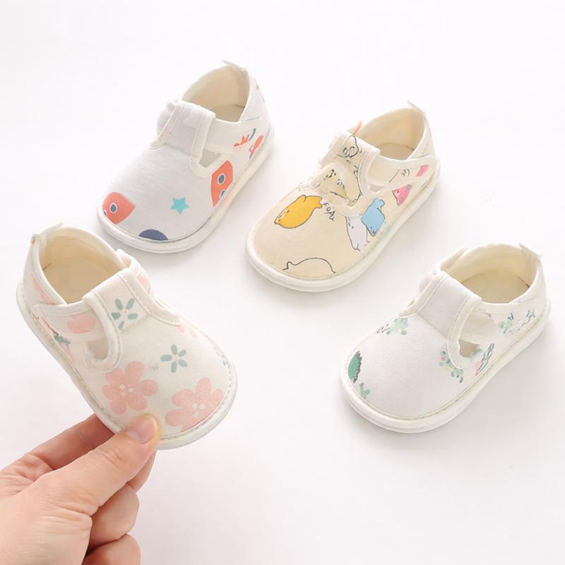 Vue de côté de chaussures enfant en coton avec motif baleine