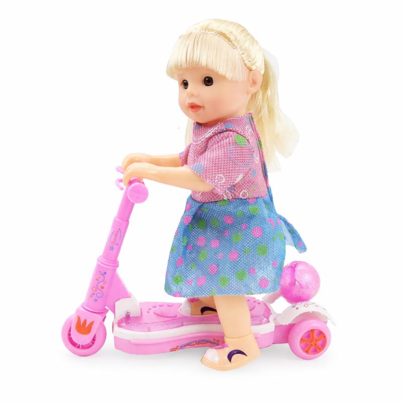Enfant jouant avec une poupée musicale sur une trottinette